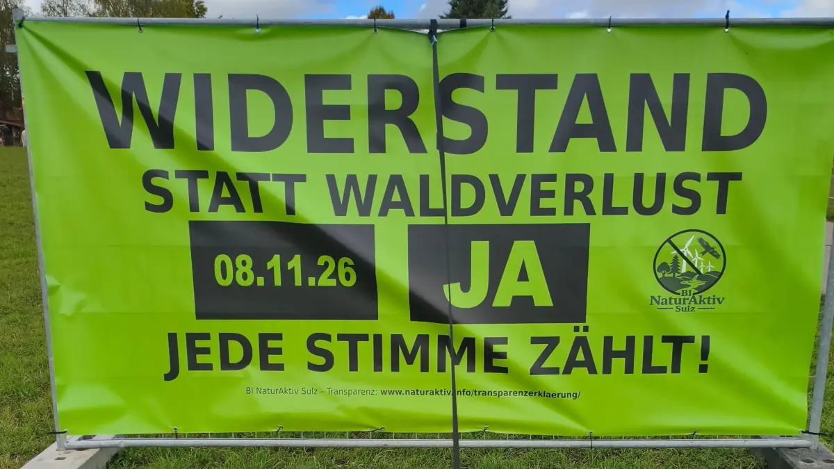 Der Verein „Natur Aktiv“ hat zum Bürgerentscheid in Sulz Banner aufgehängt.