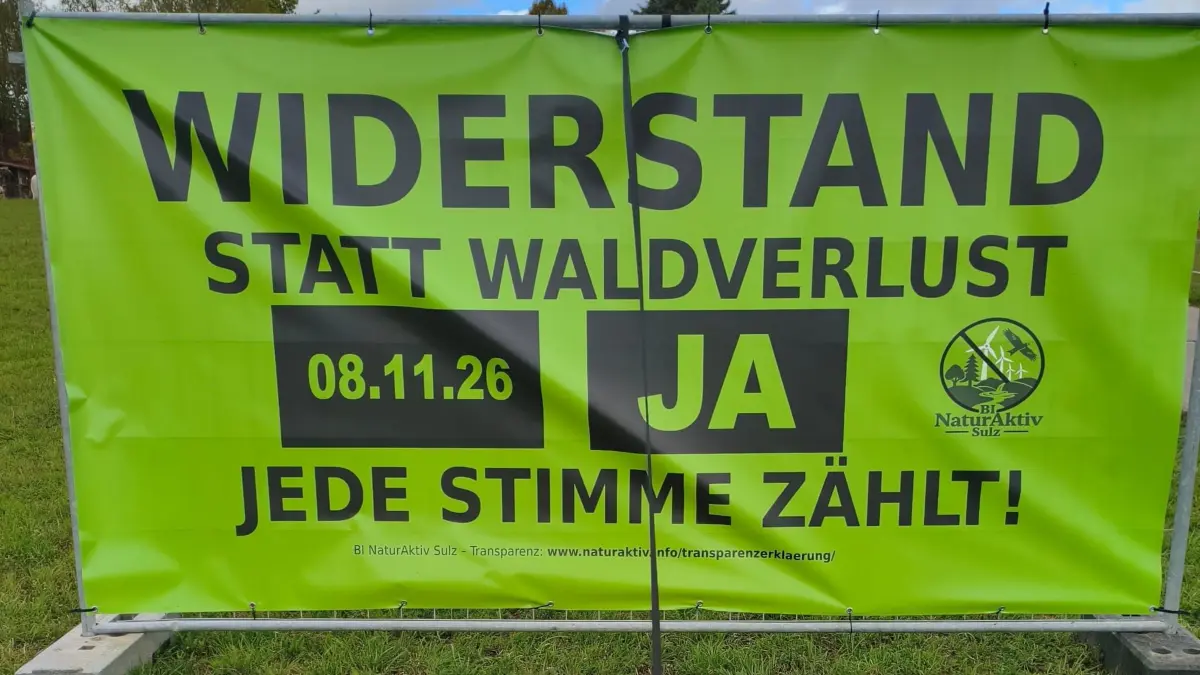 Der Verein „Natur Aktiv“ hat zum Bürgerentscheid in Sulz Banner aufgehängt.