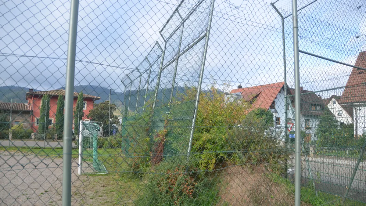 Die Zaunanlage des Bollenbacher Bolzplatzes ist reparaturbedürftig. Der Platz soll umgestaltetwerden.