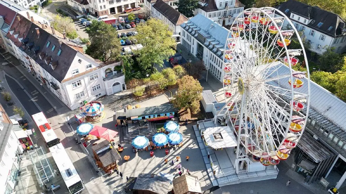 Das Riesenrad auf dem Rathausplatz steht dieses Jahr an einem anderen Ort.