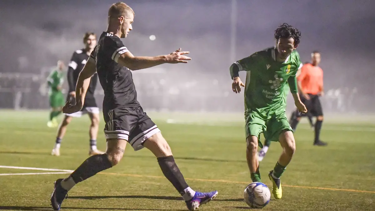Alexander Rebis (links) und der FC Wehr knüpfen Gianluca di Meo und dem SV Herten einen Punkt ab.