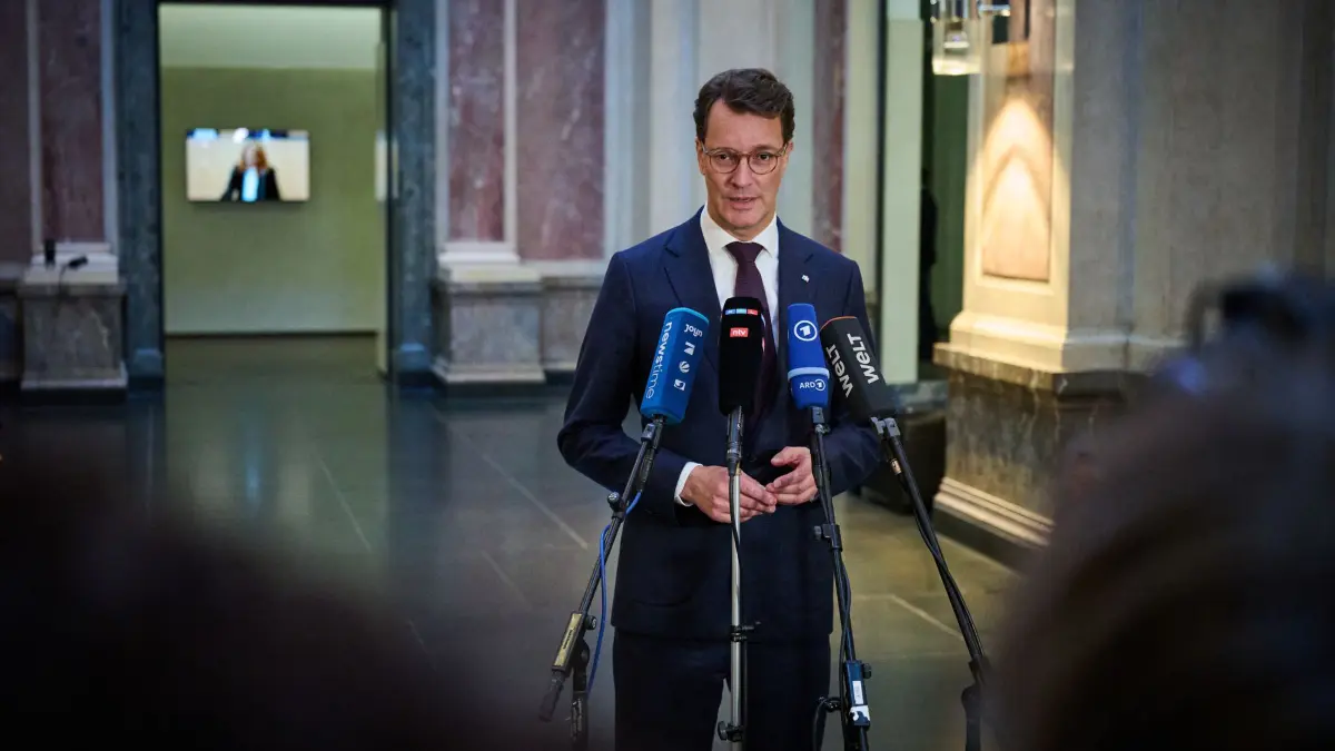 Bundesrat: 16.10.2026, Berlin: Hendrik Wüst (CDU), Ministerpräsident von Nordrhein-Westfalen, äußert sich nach seiner Wahl zum neuen Bundesratspräsident in der 1069. Plenarsitzung im Deutschen Bundesrat gegenüber Medienvertretern. Die Länderkammer beschäftigt sich in ihrer Sitzung unter anderem mit der Wahl eines neuen Bundesratspräsidiums. Die Führung der Länderkammer rotiert unter den Bundesländern, die Amtszeiten dauern jeweils ein Jahr. Foto: Bernd von Jutrczenka/dpa +++ dpa-Bildfunk +++