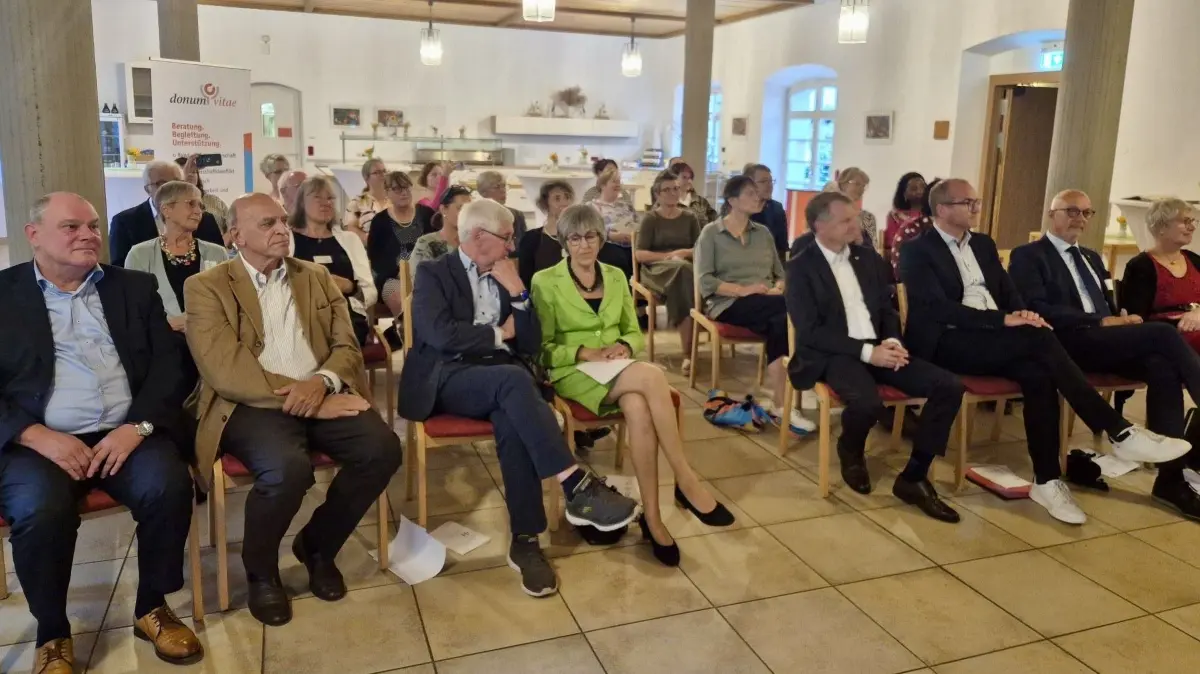 Beim Festakt zum Jubiläum von donum vitae in Hechingen (von links): stellvertretender Bürgermeister Michael Hegele, Dirk Gaerte, Hans Stolz, Dr. Monika Stolz, Landrat Günther-Martin Pauli, Georg Link, Martin Bösch, Ulrike Bösch.