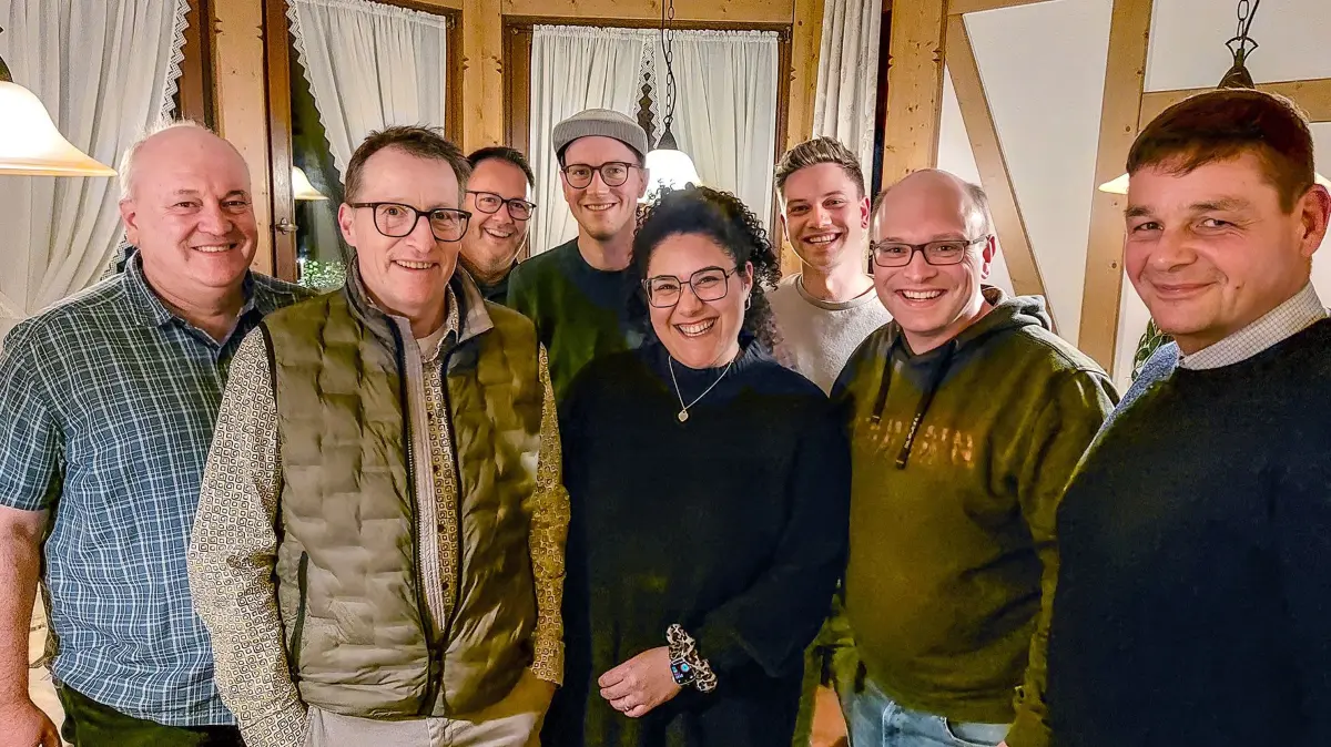 Nadine Oberle wurde als erste Frau in den Kleinen Narrenrat gewählt. Dieter Jehle (von links), Hans Glunk, Reiner Heil, René Plaasch, Jakob Zwikirs sowie Narrenvater Christian Oberfell und sein Stellvertreter Heiko Schneider wurden einstimmig bestätigt. Parallel bleibt Oberle mit Lara Gutmann Obfrau der Kaffeetanten.