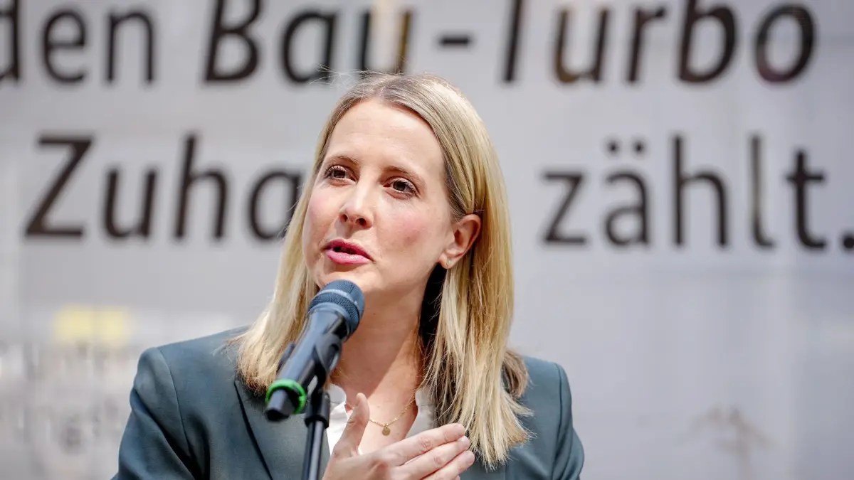 Bauministerin Hubertz : Verena Hubertz (SPD), Bundesministerin für Wohnen, Stadtentwicklung und Bauwesen, gibt eine Pressekonferenz nach der Sitzung des Bundeskabinetts auf einer Berliner Baustelle zum „Bau-Turbo“ (zu dpa: «Baugenehmigungen steigen - kräftiges Plus seit Jahresbeginn»)