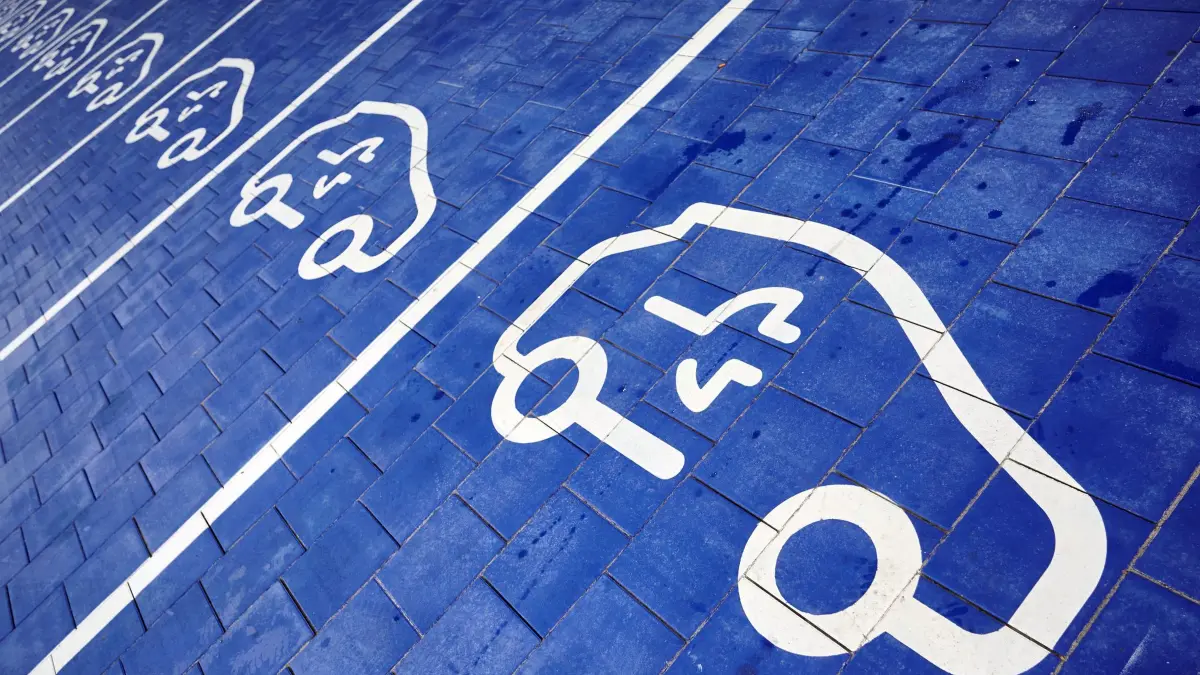 Piktogramme für E-Autos sind auf dem Boden: ILLUSTRATION - Keine Sorge vor zu geringer Reichweite: Größere Batterien, ein engmaschigeres Ladenetz und integrierte Navigationssysteme machen die Streckenplanung einfacher und sorgen für eine zuverlässige Stromversorgung. Foto: Bernd Thissen/dpa - Honorarfrei nur für Bezieher des Dienstes dpa-Magazin +++ dpa-Magazin +++