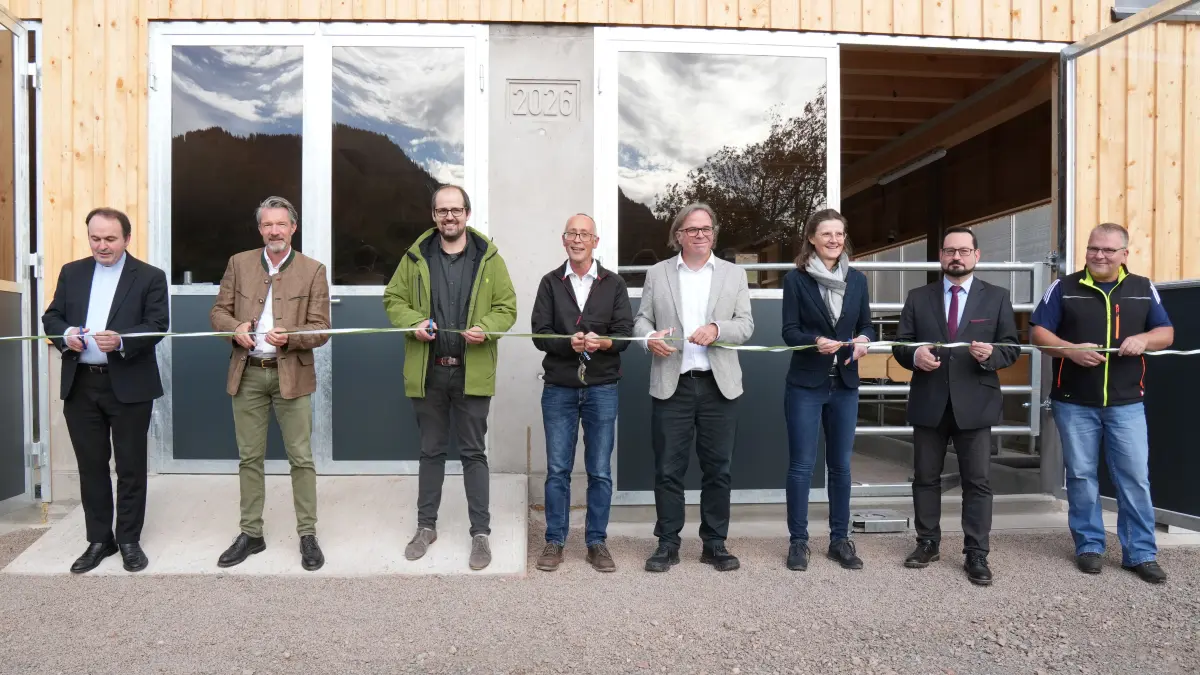 Bei der Einweihung des Gemeinschaftsstalls in Wieden (von links): Pfarrer Helmut Löffler, Michael Kauffmann (Dezernent Ländlicher Raum, Klima & und Verbraucherschutz, Landratsamt Lörrach), Florian Kübler (Leiter der Geschäftsstelle Biosphärengebiet Schwarzwald), Wiedens Bürgermeister Michael Fischer, Regierungspräsident Carsten Gabbert, Stephanie Rebsch (Geschäftsführerin Stiftung Naturschutzfonds), Alexander Bonde (früherer Landwirtschaftsminister Baden-Württemberg) sowie Bauleiter Johannes Rombach.