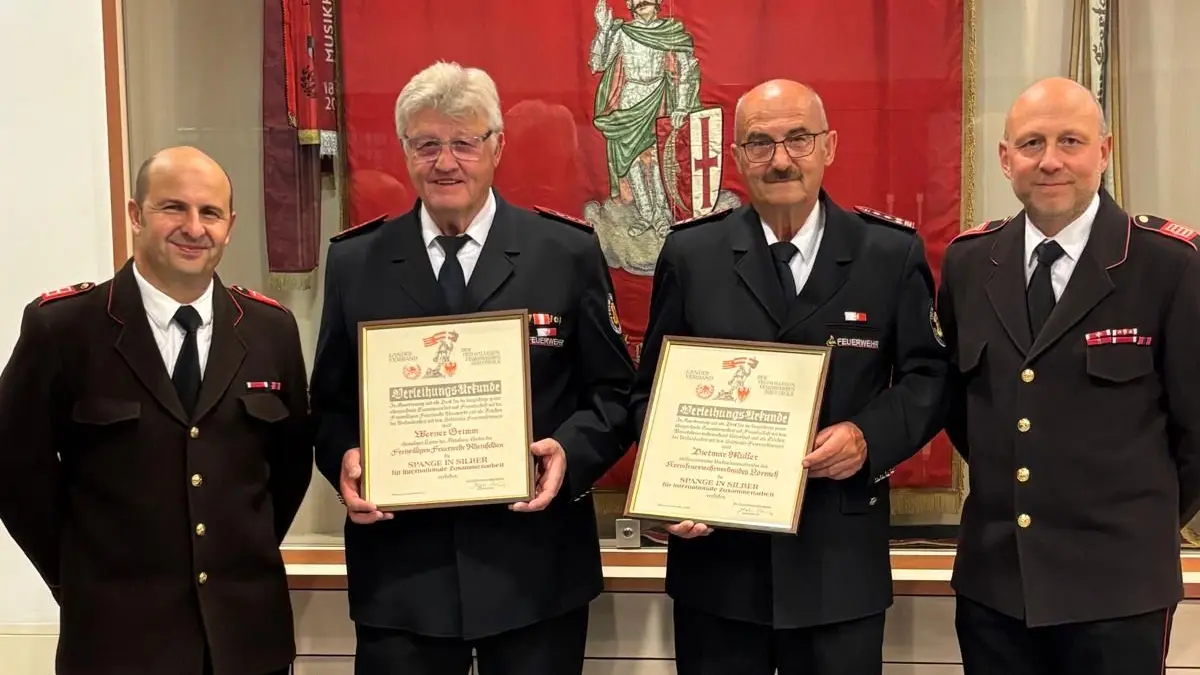 Bild von der Ehrung. Zu sehen sind (Draufsicht von links nach rechts): Johannes Bertignoll (Kdt.), Werner Grimm, Dietmar Müller, Markus Bertigoll (Bezirkspräsident Feuerwehrverband Unterland)