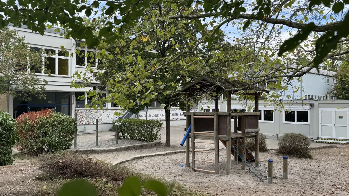 Die Rheinschule im Weiler Stadtteil Friedlingen hat durch Räume des ehemaligen Kindergartens Bärenfels und von Containern neue Räume und einen zusätzlichen Schulhof gewonnen.