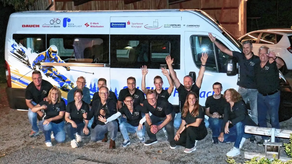Der gesamte Vorstand freut sich über den neuen Skiclub-Bus.