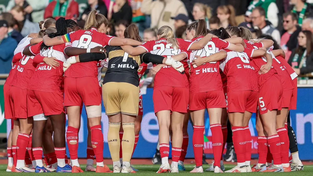 Spielerinnen vom VfB Stuttgart schwören sich mit einem Mannschaftskreis ein, Teamkreis, Ansprache, Motivation, DIE DFB-RICHTLINIEN UNTERSAGEN JEGLICHE NUTZUNG VON FOTOS ALS SEQUENZBILDER UND/ODER VIDEOÄHNLICHE FOTOSTRECKEN. DFB REGULATIONS PROHIBIT ANY USE OF PHOTOGRAPHS AS IMAGE SEQUENCES AND/OR QUASI-VIDEO., 21.09.2026, Bremen Deutschland, Fussball, Google Pixel Frauen-Bundesliga, SV Werder Bremen - VfB Stuttgart *** VfB Stuttgart players rally together in a team huddleteam huddle, pep talk, motivation DFB REGULATIONS PROHIBIT ANY USE OF PHOTOGRAPHS AS SEQUENCE IMAGES AND/OR VIDEO-LIKE PHOTO SERIES, DFB REGULATIONS PROHIBIT ANY USE OF PHOTOGRAPHS AS IMAGE SEQU, September 21, 2026, Bremen, Germany, Soccer, Google Pixel Womens Bundesliga, SV Werder Bremen vs. VfB Stuttgart xobx