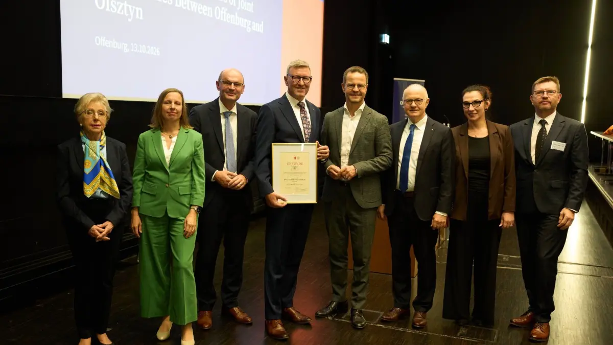 Rektor Prof. Dr. Stephan Trahasch (3. von links) überreichte seinem polnischen Amtskollegen Prof. Dr. Jerzy A. Przyborowski (4. von links) im Beisein von Vertreterinnen der Georg und Maria Dietrich-Stiftung (1. und 2. von links), dem Offenburger Oberbürgermeister Marco Steffens (4. von rechts), dem ehemaligen Rektor der Hochschule Offenburg Prof. Dr. Winfried Lieber (3. von rechts) sowie Vertreter*innen der Universität Ermland-Masuren (1. und 2. von rechts) die Ernennungsurkunde zum Ehrensenator.