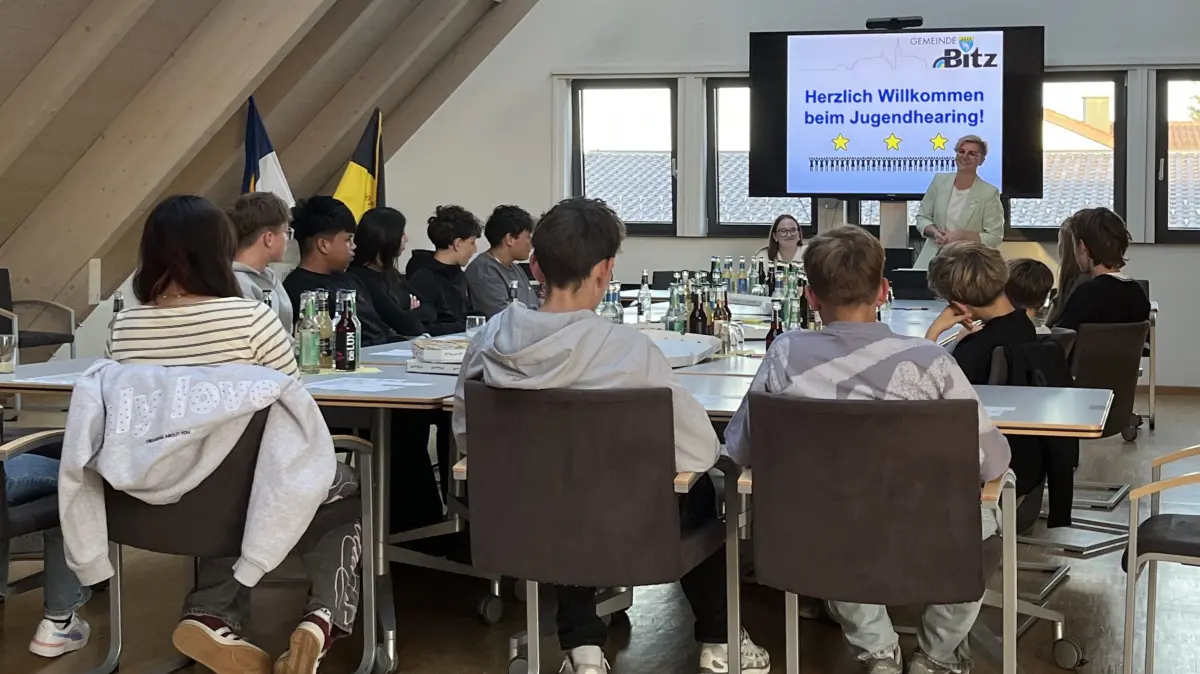 Bürgermeisterin Raphaela Gonser begrüßt die Schülerinnen und Schüler beim ersten Jugendhearing der Gemeinde. Zur Freude der Verwaltung sind mehr Interessierte gekommen, als erwartet.