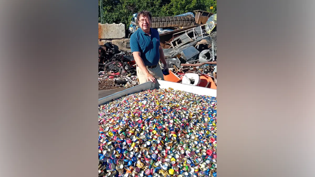 Viele aus St. Georgen und Umgebung sammeln Kronkorken. Richard Beil fährt sogar eigens aus Stühlingen an, um 640 Kilogramm Kronkorken anzuliefern.