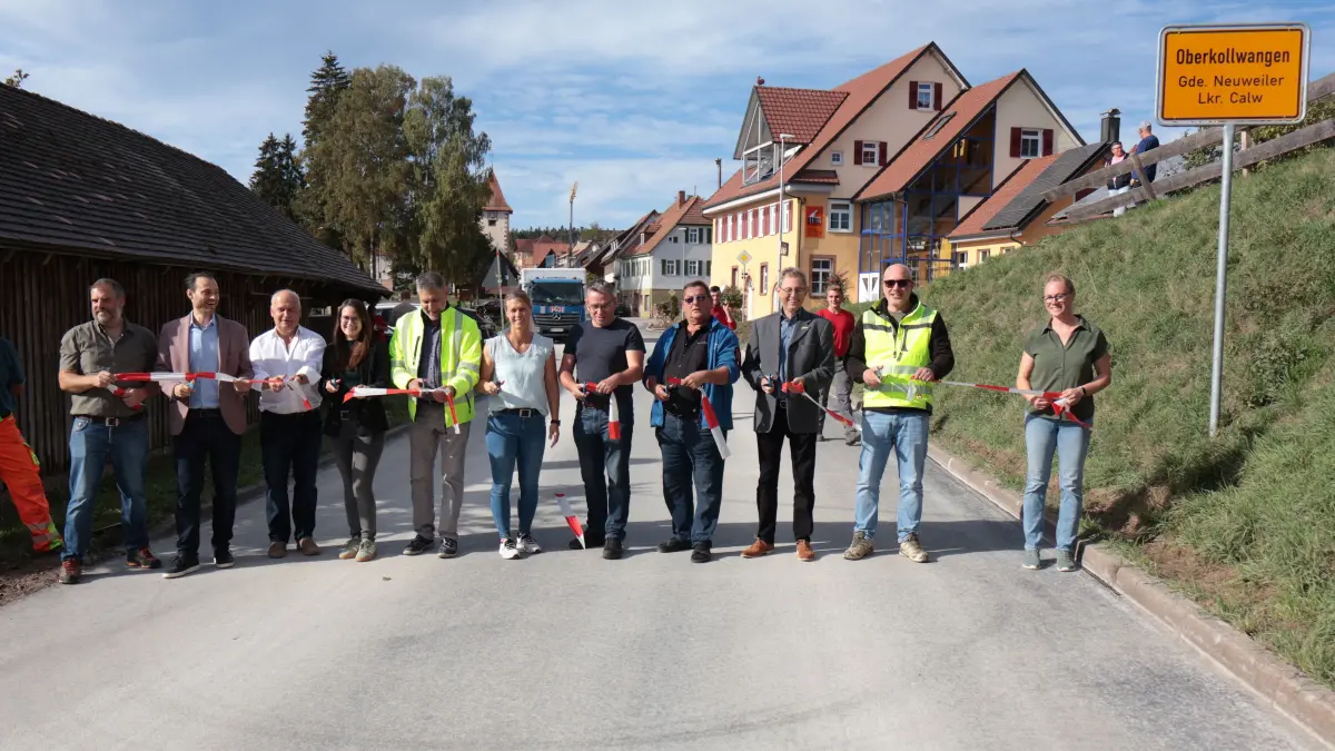 Vertreter der Gemeinde Neuweiler, des Regierungspräsidiums Karlsruhe und der an der Planung und am Bau beteiligten Firmen und Fachbüros haben am Freitag die Ortsdurchfahrt in Neuweiler-Oberkollwangen nach knapp acht Monaten Bauzeit freigegeben.