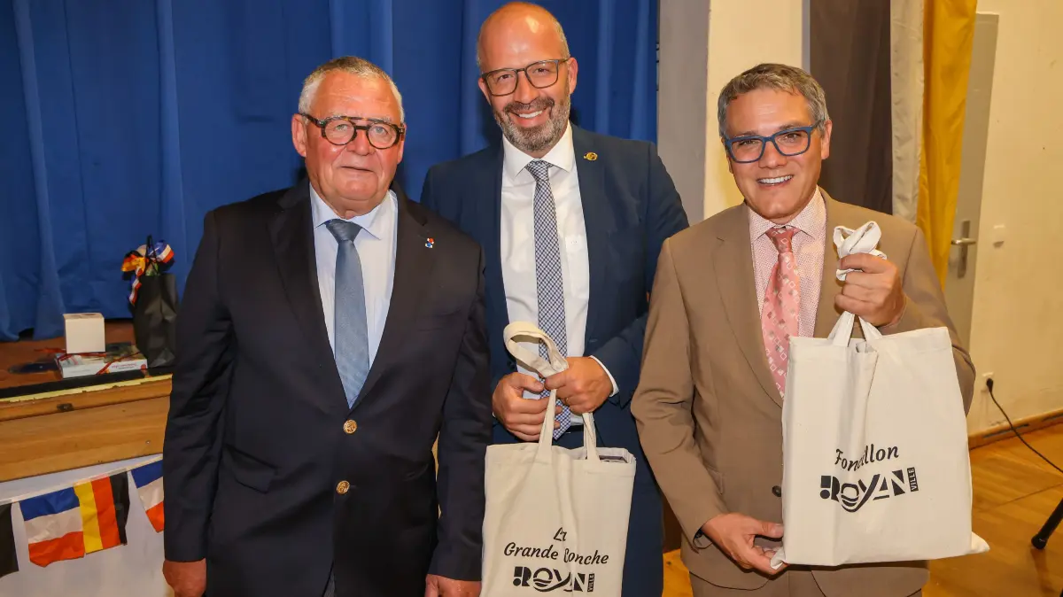 Maire Patrick Marengo (von links), Ermilio Verrengia und Dirk Abel nach der Geschenkübergabe beim Partnerschaftsabend