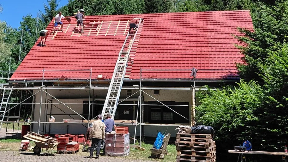 Mit vereinten Kräften wurde das Dach neu eingedeckt