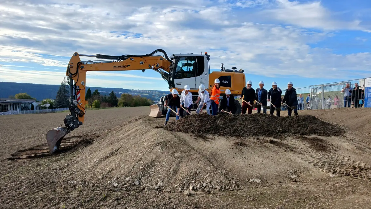 Mit dem symbolischen Spatenstich haben die Arbeiten am Baugebiet Hubäcker bei Stammheim offiziell begonnen.