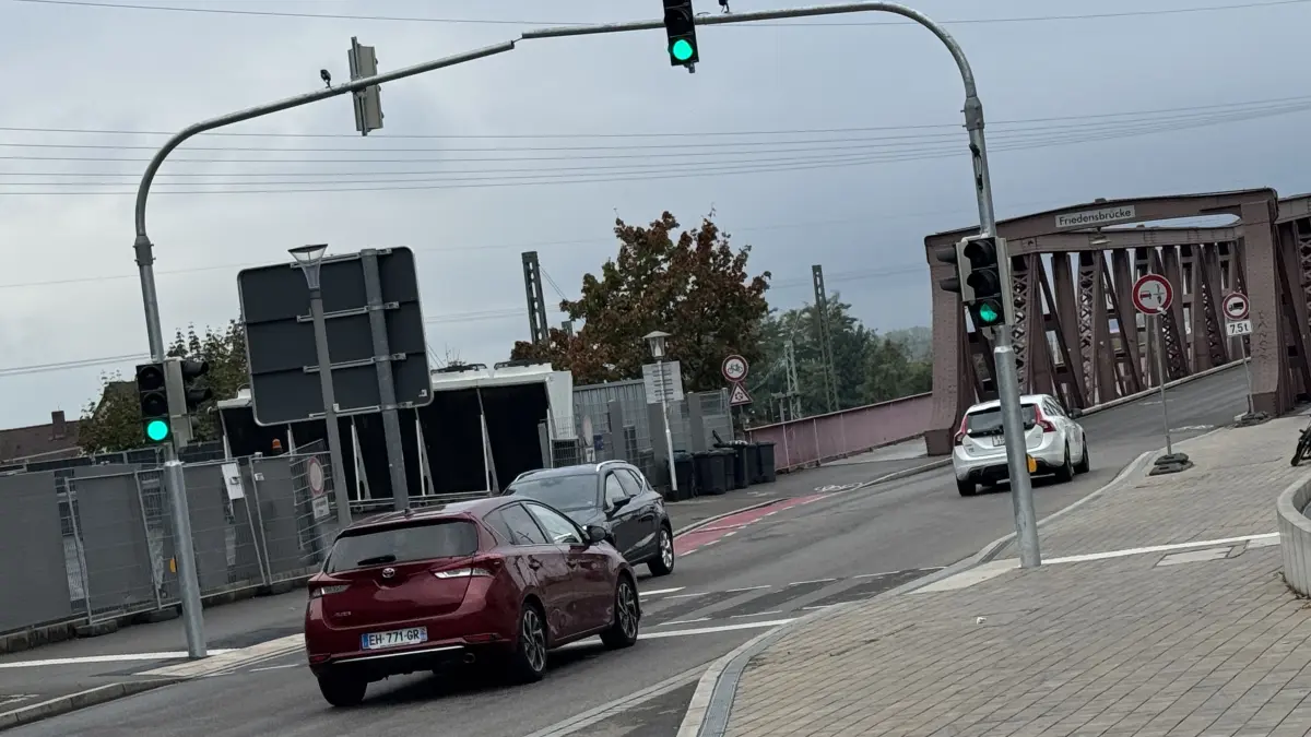 Die neue Bedarfsampel nahe der Friedensbrücke.