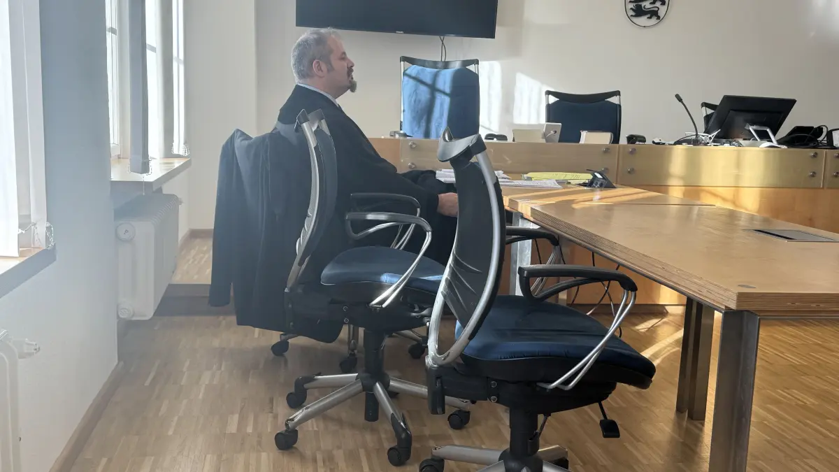 Der Platz neben Rechtsanwalt Martin Doll blieb leer- der Angeklagte kam nicht und wurde von der Polizei auch nicht angetroffen.