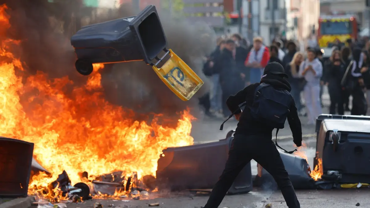 Schulproteste in Frankreich: Schülerinnen und Schüler verbrennen Müll und demonstrieren für mehr Mittel und mehr Personal an Schulen. Seit Tagen protestieren Schülerinnen und Schüler an den Oberschulen. (zu dpa: «Verletzte Schüler: Ist Frankreichs Polizei zu hart?»)