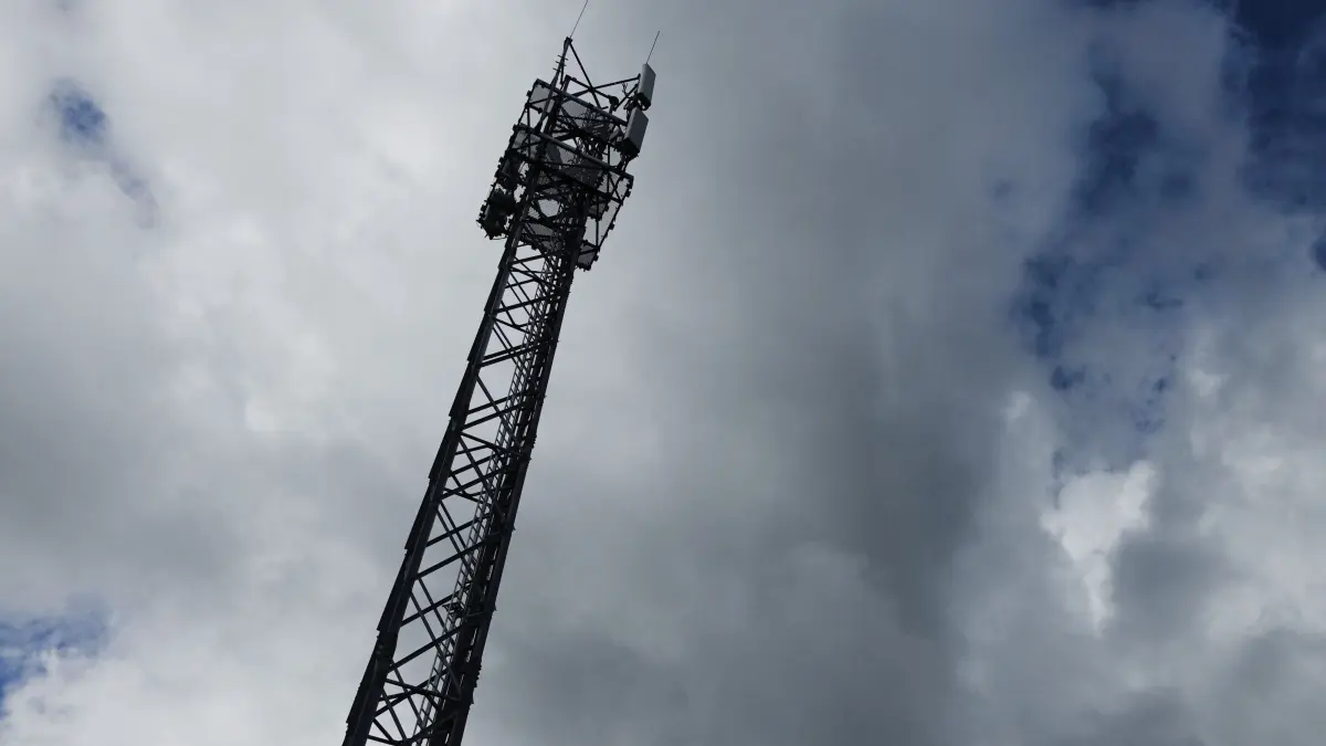 Mobilfunkmasten und ihre Standorte – hier der Mast zwischen Neuhausen und Erdmannsweiler – haben in den vergangenen Jahren in Königsfeld immer wieder Debatten ausgelöst. Nun hat ein neuer Suchlauf der Telekom auf dem Gebiet der Gemeinde begonnen. (Archivfoto)