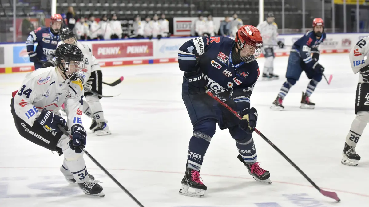 Wild Wings U20 (blau) - Dresden (weiss), v.l. 34 DRE Lennart Mann + 4 WW Finley Kopf