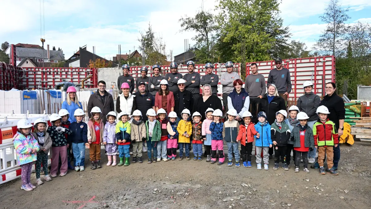 Kleine und große Bauarbeiter auf der Baustelle des Pflege- und Altenheims „Haus an der Waldach“ in Waldachtal: Neugierig erkundeten die Kindergartenkinder aus Lützenhardt mit ihren Bauhelmen das ortsnahe Areal.