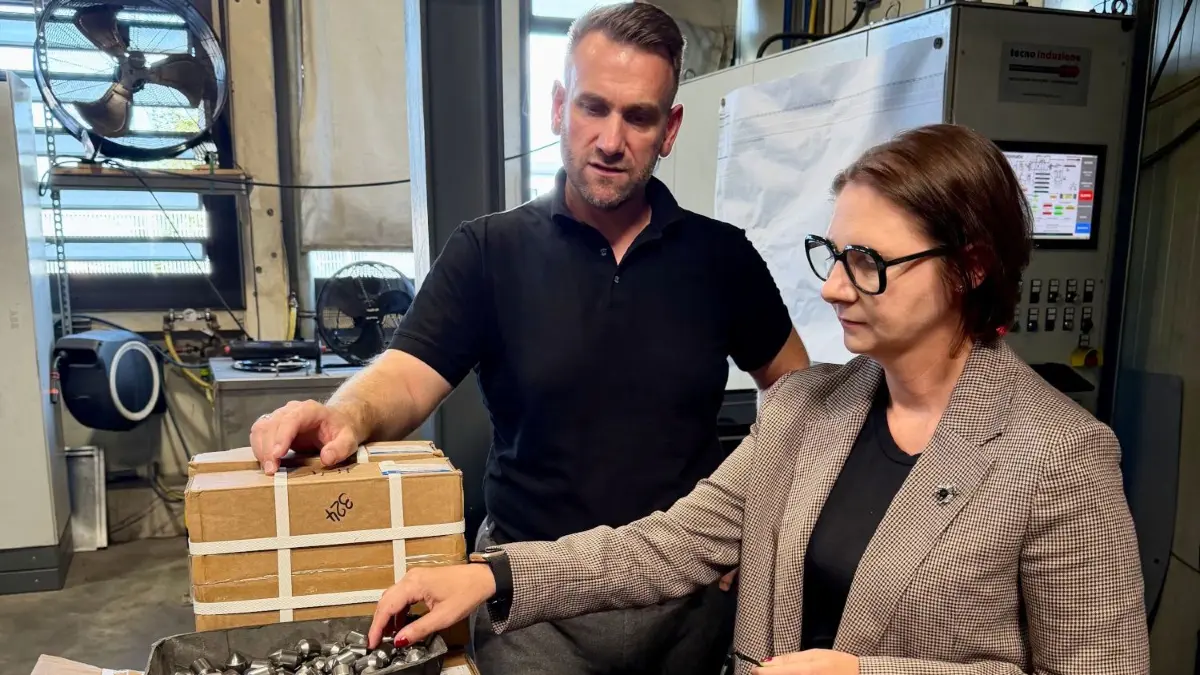 Geschäftsführer Stefan Gruseck zeigte der Landtagsabgeordneten Sandra Boser die Firma M&S Gruseck.