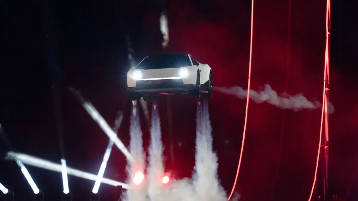 Tesla zeigt Sportwagen mit Raketendüsen: Das von Tesla so zur Verfügung gestellte Handout zeigt den Sportwagen Tesla Roadster mit Kaltgas-Triebwerken bei einer Präsentation in der texanischen Stadt Waco. Der Sportwagen werde 2028 in die Produktion gehen und man werde ihn kaufen können, sagte Tesla-Chef Musk. (zu dpa: «Tesla zeigt Sportwagen mit Raketendüsen»)