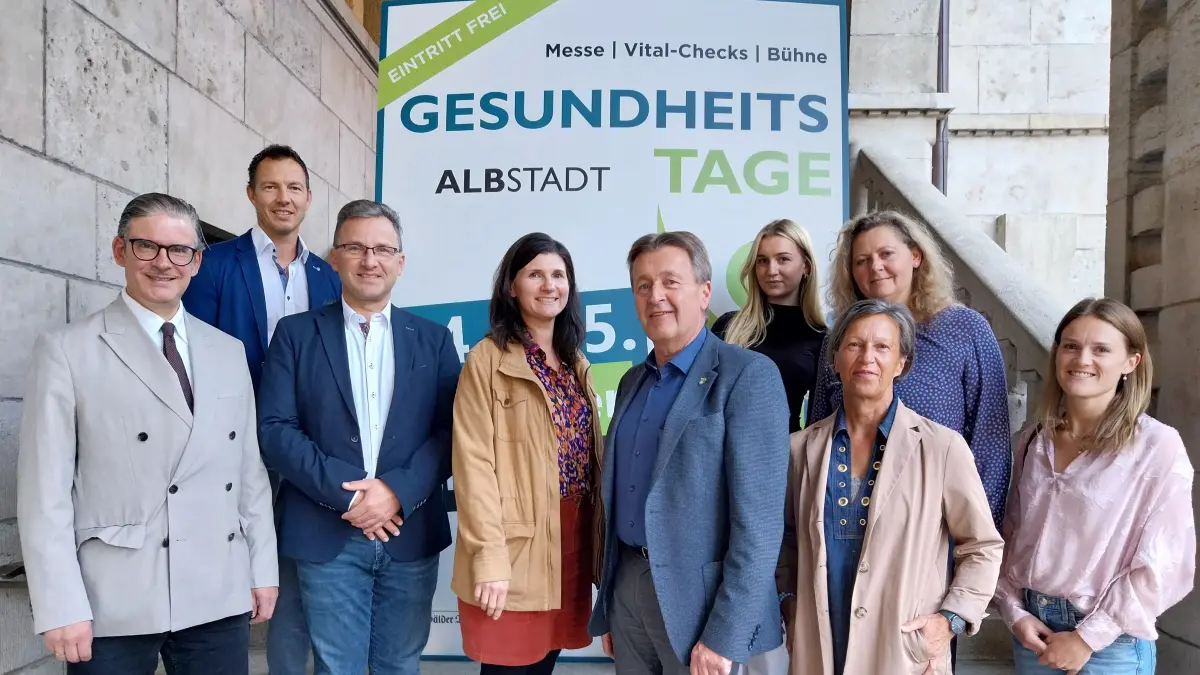 Veranstalter, Aussteller und Oberbürgermeister Roland Tralmer hoffen auf viele Besucher bei den Gesundheitstagen 2026 in der Zollernalb-Halle.