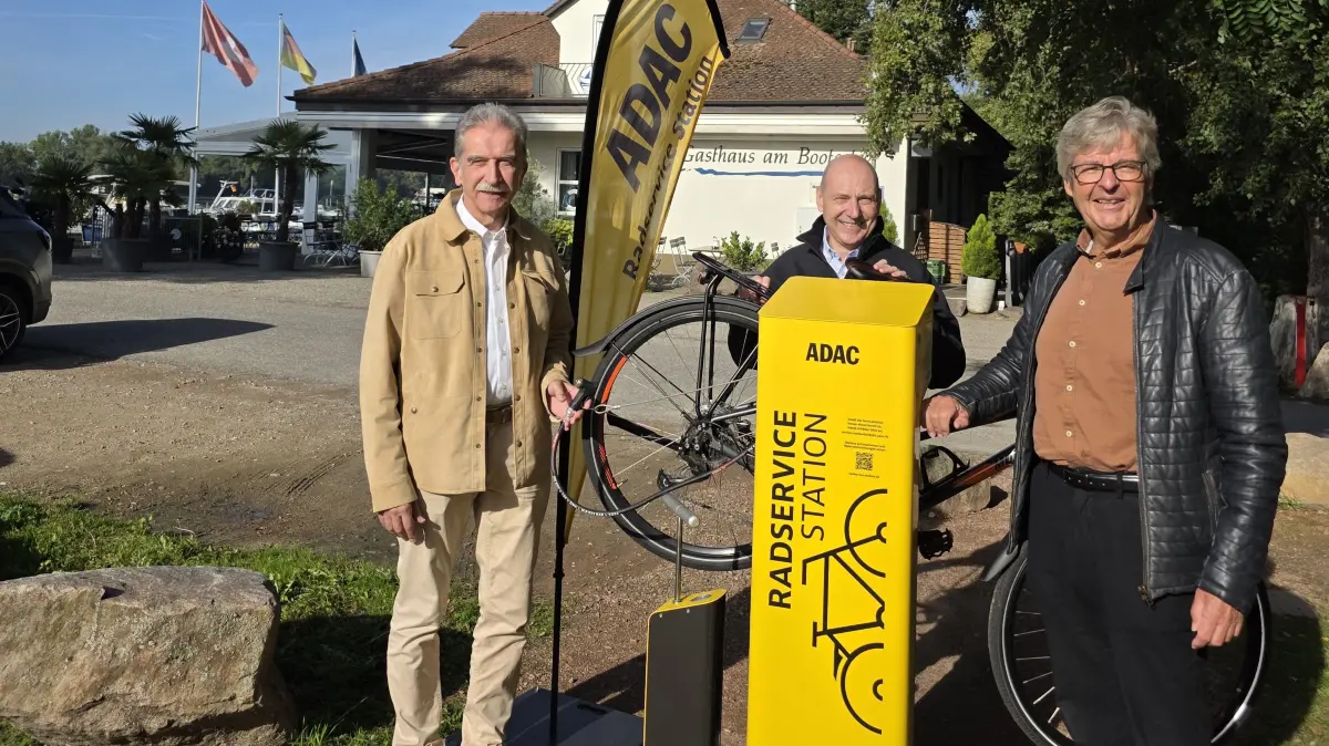 Heinrich Lauck, Rolf Köchl, Touristikleiter ADAC Südbaden und Lorenz Wehrle nehmen die Säule in Betrieb.