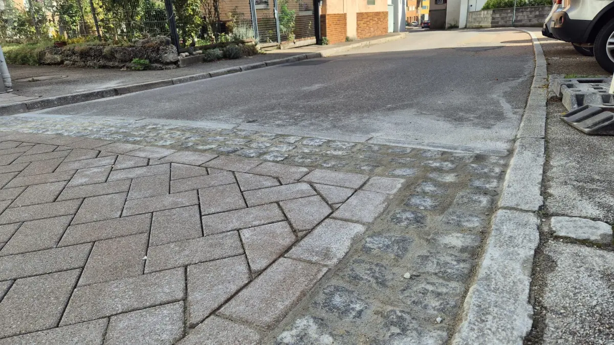 Jetzt ist alles auf derselben Höhe: Pflastersteine und Betonfundament im Einklang in der Altheimer Straße.