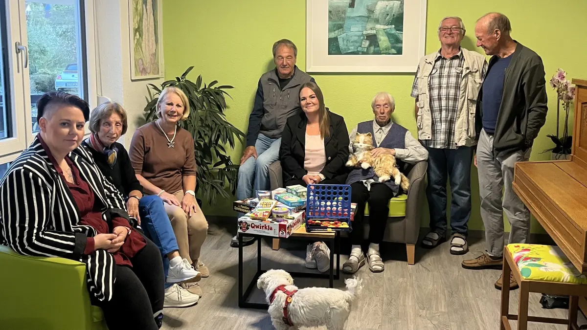 Freuen sich über neue Spiele und eine interaktive Katze (von links): Heimleiterin Yvonne Reiser, Lioba Kritzer, Edeltraud Guse und Franz Dury vom Förderverein, Vizeheimleiterin Jessica Klann, Bewohnerin Gisela Anderson sowie Manfred Buchwald und Ulrich Mehnert vom Förderverein.