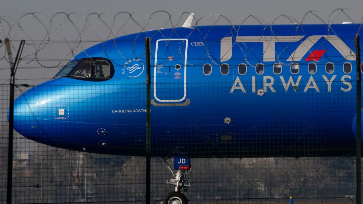 Die italienische Fluggesellschaft Ita: ARCHIV - 24.01.2024, Italien, Mailand: Ein Ita-Flugzeug steht auf der Rollbahn, bevor es vom Flughafen Mailand-Linate abhebt. (zu dpa: «Flugverkehr über Italien gestört») Foto: Luca Bruno/AP/dpa +++ dpa-Bildfunk +++