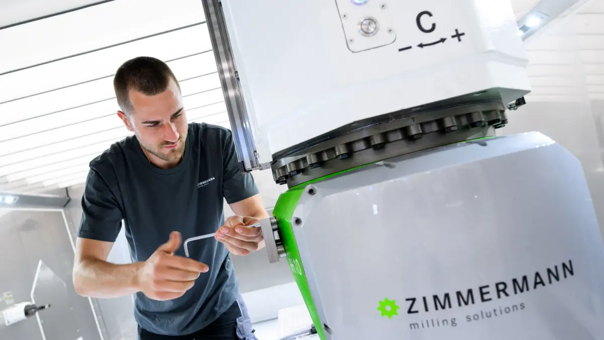 Mitarbeiter der Firma F. Zimmermann in Neuhausen/Fildern bei der Montage von Fräsköpfen