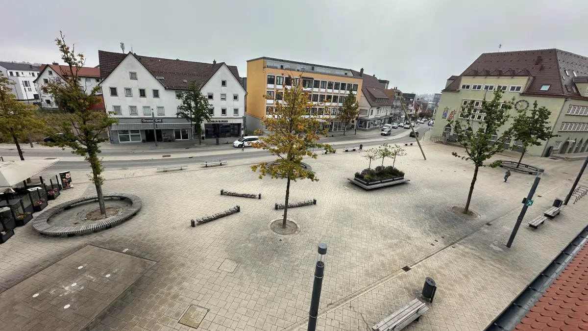 Der Schwenninger Marktplatz – viel versiegelte Fläche. Doch das soll sich jetzt ändern. Schwenningens Mitte soll grüner werden.