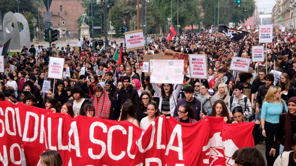 Schülerproteste auch in Italien: 16.10.2026, Italien, Turin: Schüler fordern bei einer Kundgebung, Geld für Schulen statt für den Krieg auszugeben. Aus Protest gegen die Zustände an den Schulen sind auch in mehreren Städten Italiens Schüler auf die Straße gegangen. Foto: Costantino Sergi/IPA via ZUMA Press/dpa +++ dpa-Bildfunk +++