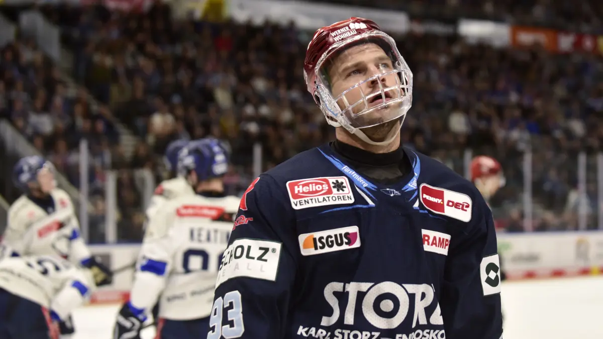 SERC Schwenninger Wild Wings (blau) - Ingolstadt (weiss), v.l.
