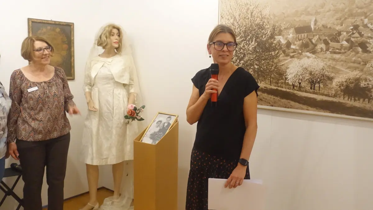 Museumsleiterin Barbara Brutscher (rechts) freut sich besonders über das „Highlight“ der Schau, ein Hochzeitskleid der Mutter von Leihgeberin Karin Hoferer (links).