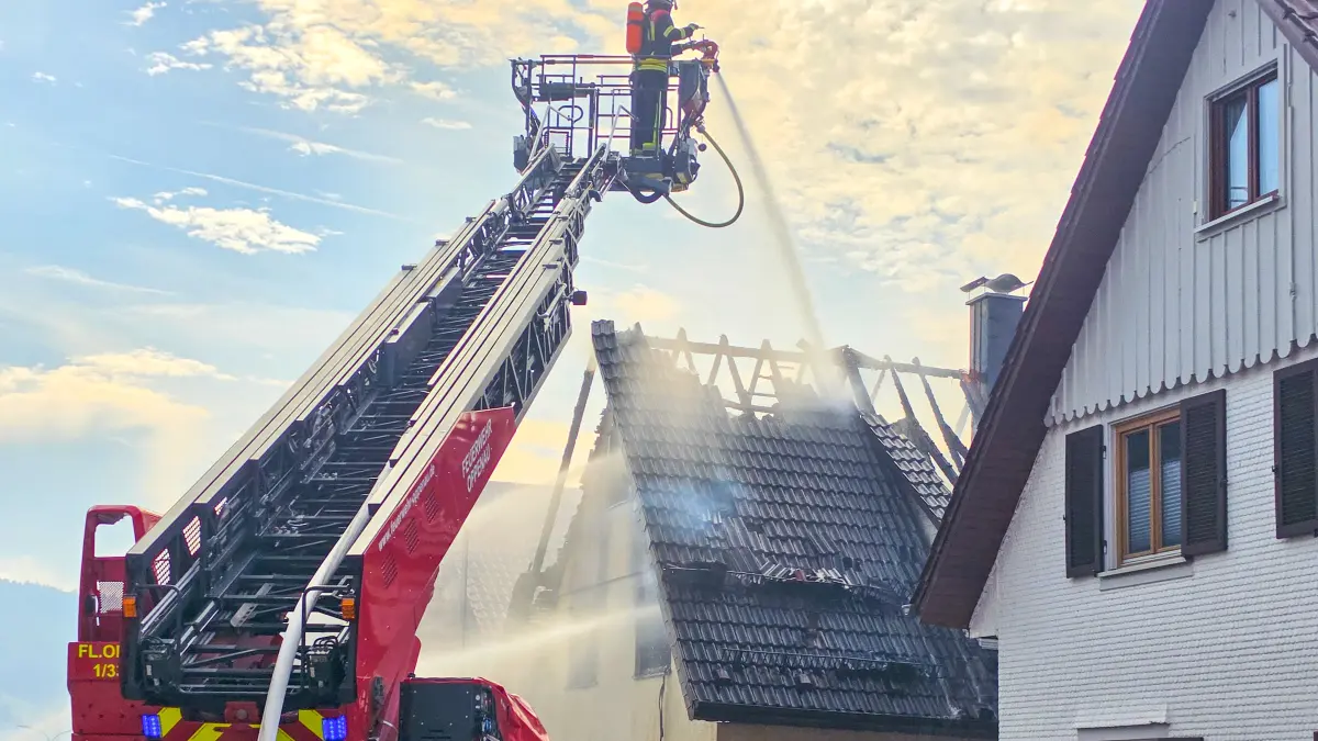 Die Feuerwehr verhinderte ein Übergreifen der Flammen auf umliegende Gebäude.