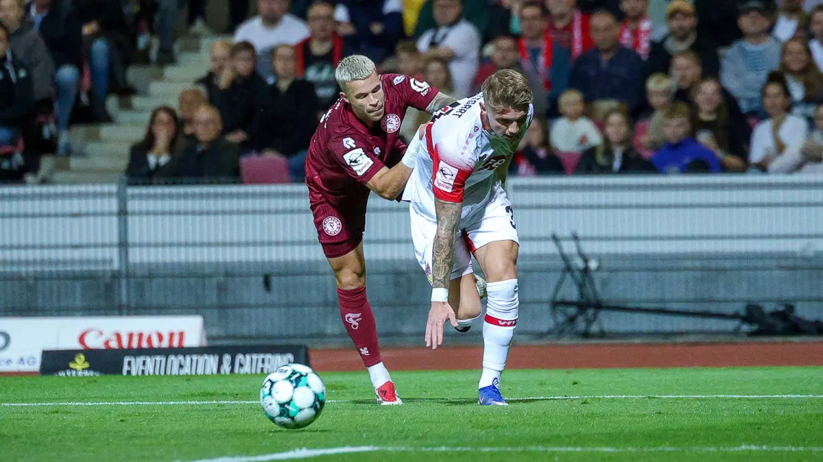 16.10.2026, xsefx, Fußball, SC Fortuna Köln - VfB Stuttgart II: 16.10.2026, xsefx, Fußball, SC Fortuna Köln - VfB Stuttgart II, 3.Liga, Südstation, 10. Spieltag, Saison 2026 2027: Nico Thier Fortuna Koeln 07 im Zweikampf gegen Veit Stange VfB Stuttgart II 31 DFB regulations prohibit any use of photographs as image sequences and or quasi-video. Nordrhein-Westfalen Deutschland *** October 16, 2026, xsefx, Soccer, SC Fortuna Köln vs. VfB Stuttgart II, 3rd Division, South Division, Matchday 10, 20262027 Season: Nico Thier of Fortuna Köln 07 in a tackle against Veit Stange of VfB Stuttgart II. 31. DFB regulations prohibit any use of photographs as image sequences and/or quasi-video. North Rhine-Westphalia, Germany