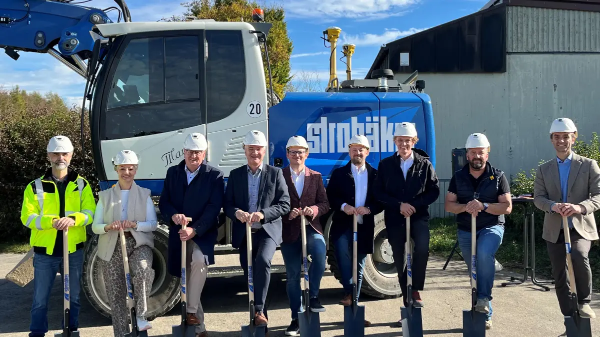 Beim Spatenstich für den Göttelfinger Hochbehälter: Georg Hudy (Technischer Geschäftsführer Gäuwasserversorgung), Bianca Katz (Ortsvorsteherin Hochdorf), der Nagolder OB Jürgen Großmann, Bernd Dürr (Vorsitzender Zweckverband Gäuwasserversorgung), Markus Tideman und viele weitere freuen sich über den Baustart.