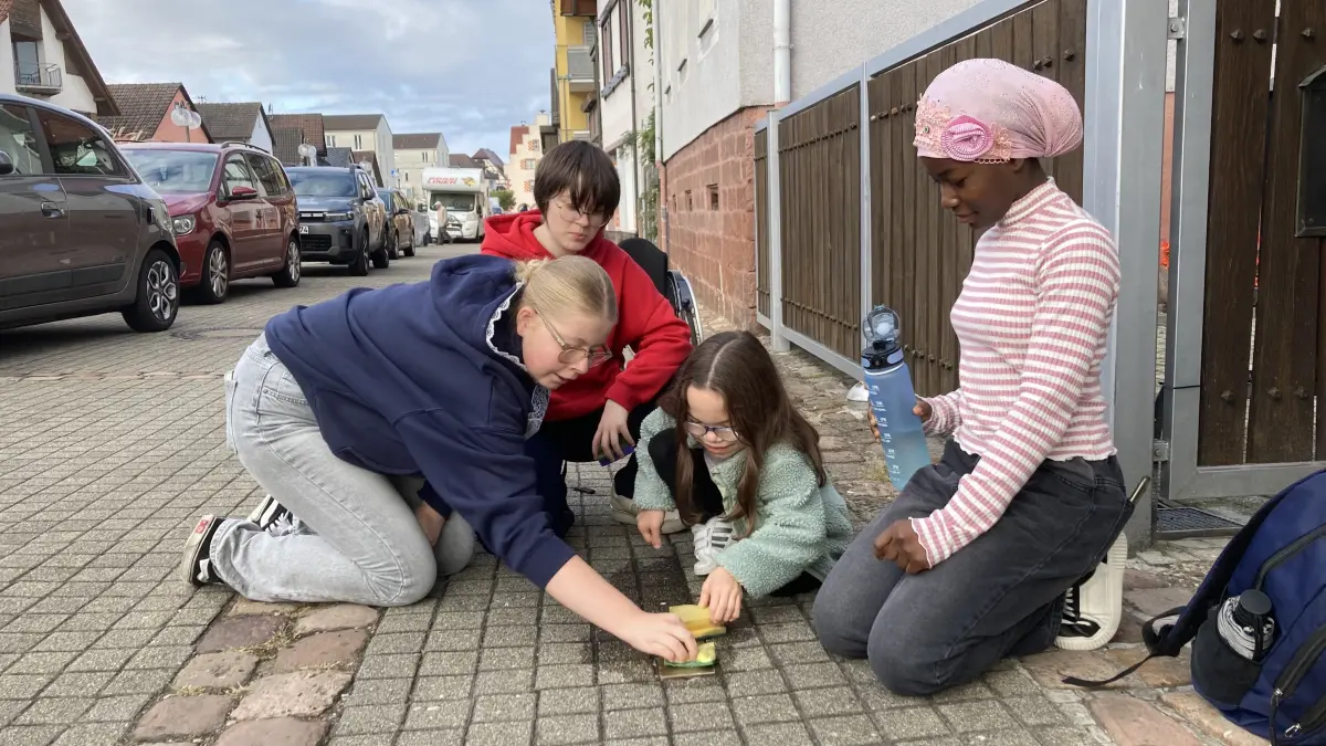 Putzten gemeinsam Stolpersteine (von links): Klara König, Eileen Huck, Michelle Rajnys und Tidjani Fatihiyath