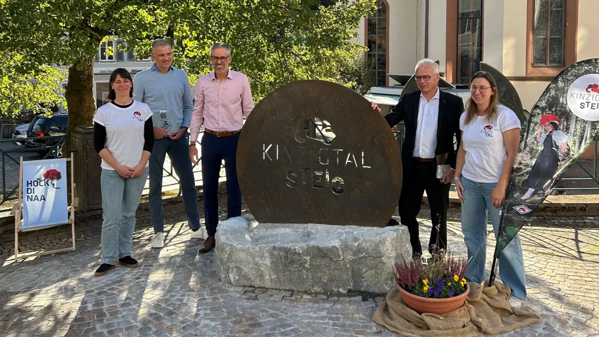Das Foto ist von der Stadt Hornberg zur Verfügung gestellt wordenv.l. Vanessa Kopp (STK), Philipp Ketterer, Bürgermeister Marc Winzer, Martin Heinzmann (Volksbank Vorstandsvorsitzender), Assunta Finke (STK)
