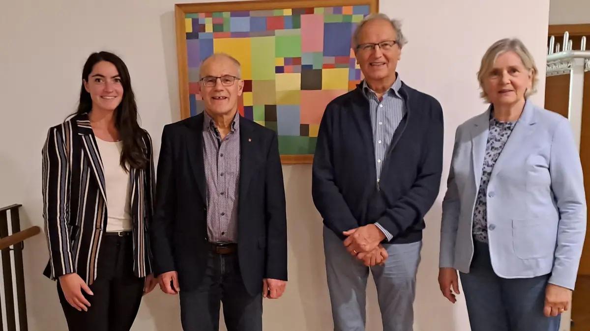 Freuen sich über die Ausstellungseröffnung (von links): Hanna Schneider (Tourist-Information), Bürgermeister Bernhard Haas und Martin van Woerkum mit seiner Frau Marlies.