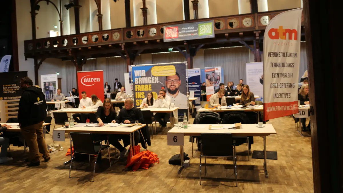 Beim Azubi-Speed-Dating in der Rottenburger Festhalle kommen Jugendliche und Unternehmen in kurzen, verbindlich vereinbarten Gesprächen direkt miteinander ins Gespräch. Im Mittelpunkt stehen dabei nicht Noten und Bewerbungsmappen, sondern Persönlichkeit, Interessen und Stärken.