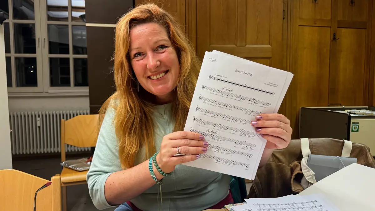 Die irische Singer-Songwriterin Lynda Cullen mit den Noten ihrer Eigenkomposition „Heart So Big", die beim Konzert von „Musik verbindet Schramberg" das ganze Orchester spielt.