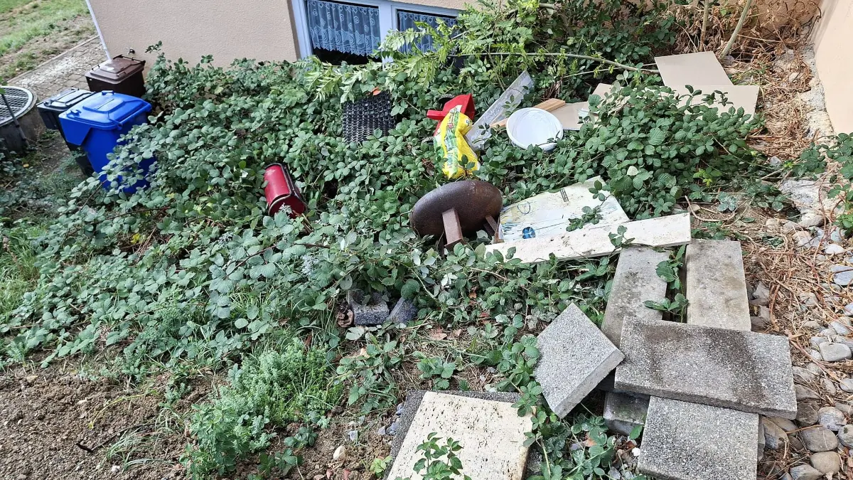 Müll, Terrassenplatten und anderes mehr wurden von den Tätern achtlos in die Hecke geworfen.