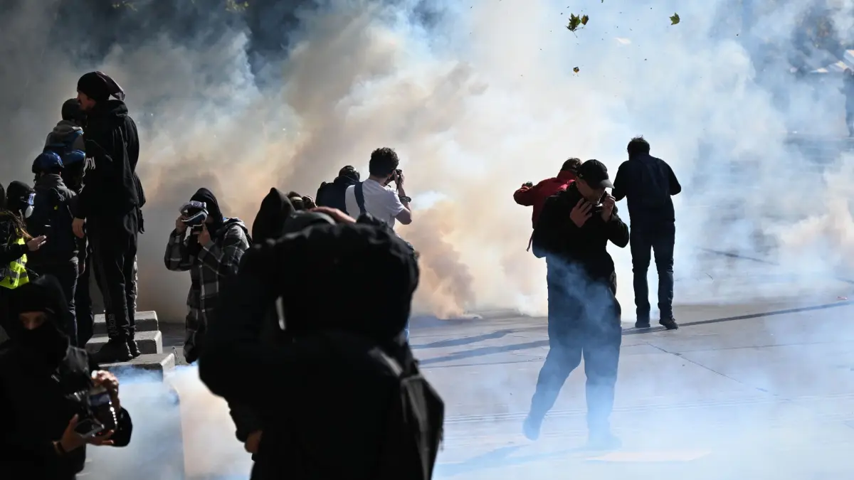 Protesttag in Frankreich: 17.10.2026, Frankreich, Paris: Bei einer Demonstration gegen steigende Lebenshaltungskosten kam es zu Zusammenstößen zwischen Demonstranten und der Polizei. Foto: Emma Da Silva/AP/dpa +++ dpa-Bildfunk +++